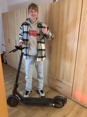 Luka unterwegs mit seinem E-Scooter